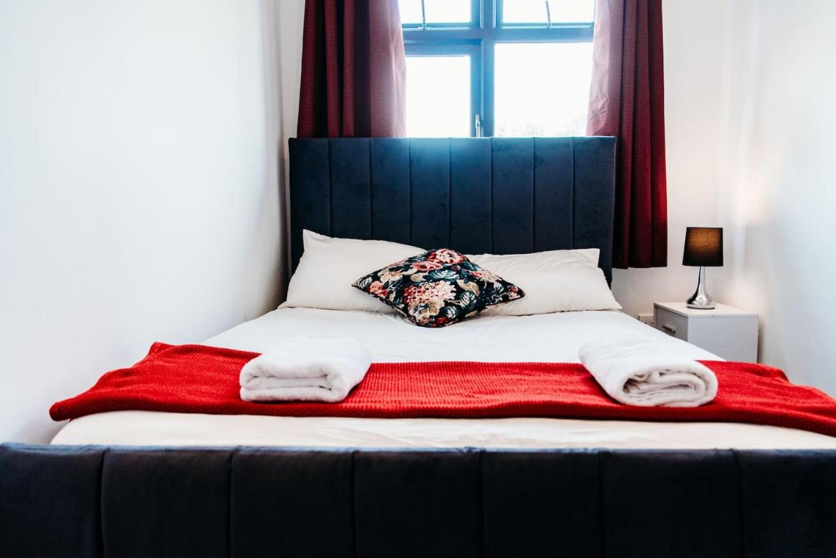 Sunny Beachside Apt with Free Parking - Housity