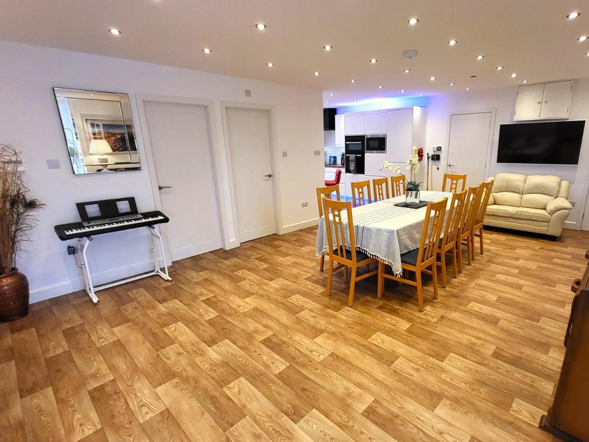Top Of The Lane Luxury Holiday Apartment - Housity