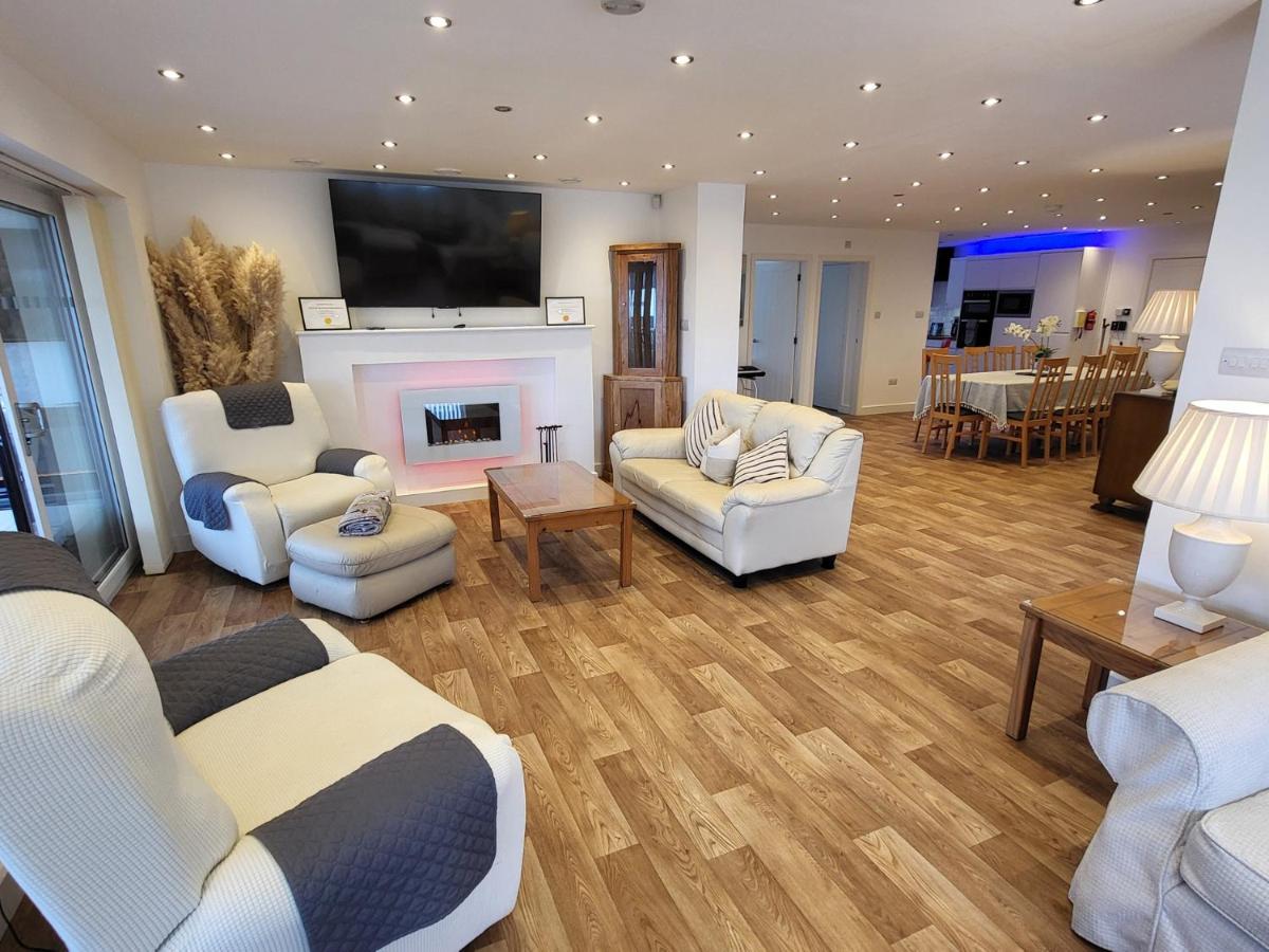 Top Of The Lane Luxury Holiday Apartment - Housity