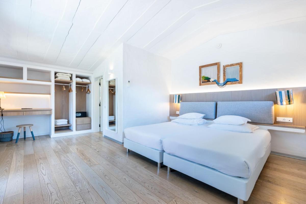 Uma cama ou camas num quarto em Onyria Marinha Cascais, Vignette Collection by IHG