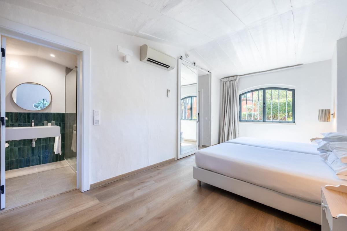 Uma cama ou camas num quarto em Onyria Marinha Cascais, Vignette Collection by IHG
