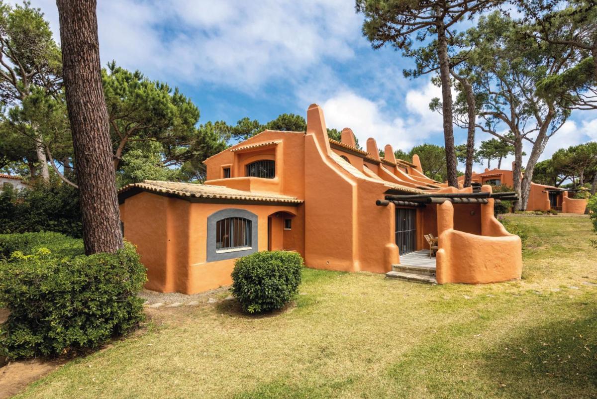 Um jardim no exterior de Onyria Marinha Cascais, Vignette Collection by IHG