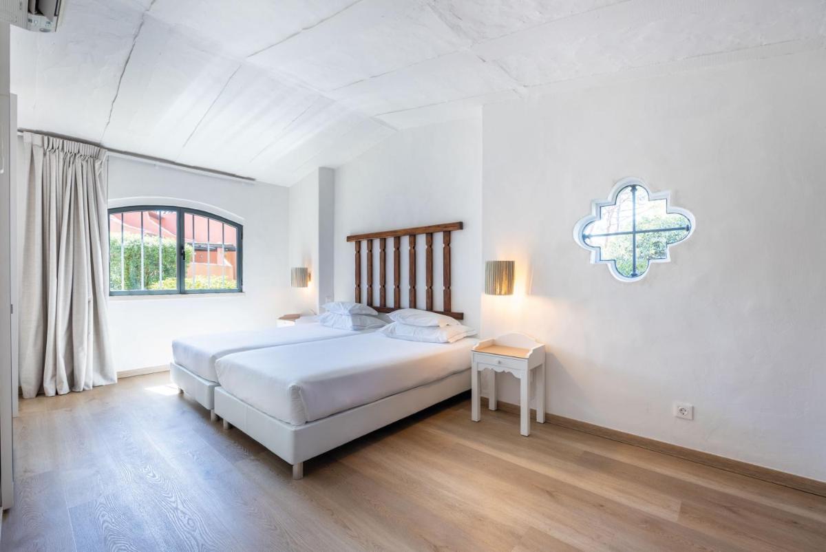 Uma cama ou camas num quarto em Onyria Marinha Cascais, Vignette Collection by IHG