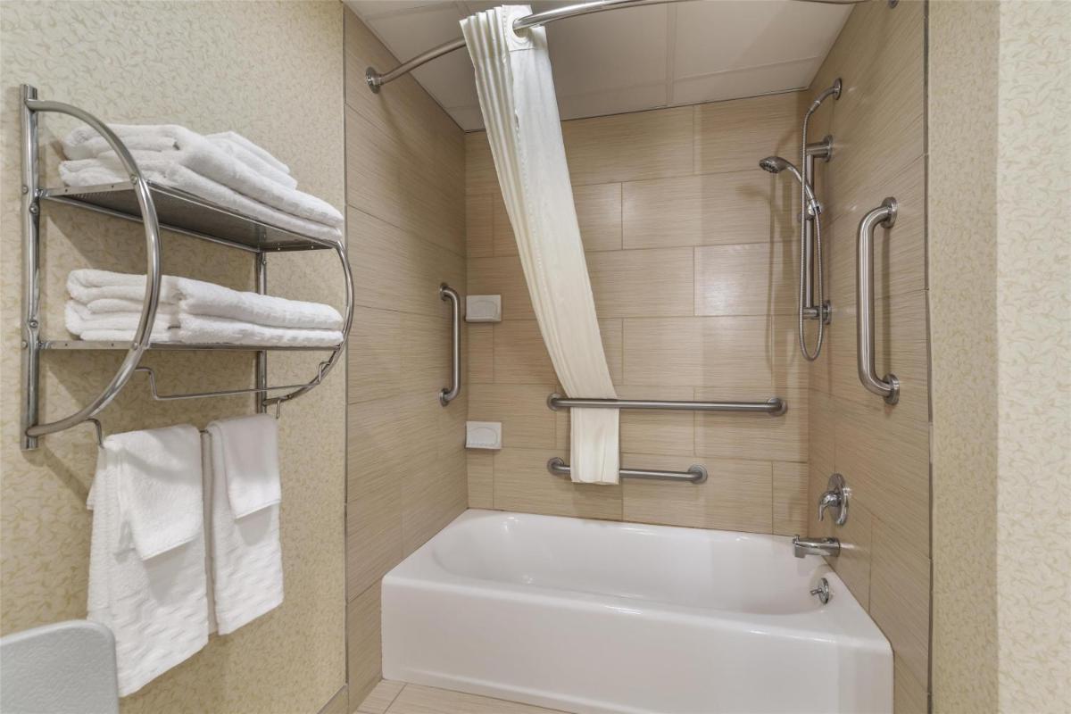 Best Western Plus Keene Hotel - Housity