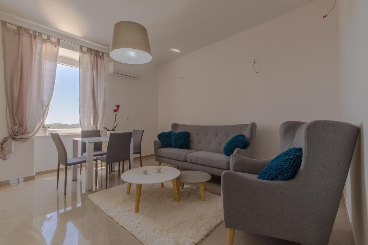 Captain Emo City Apartments - Housity