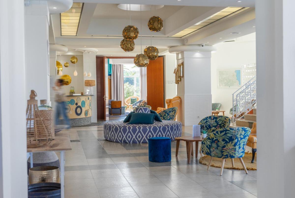 Coin salon dans l'établissement Les Bulles de Mer - Hotel & Spa sur la Plage