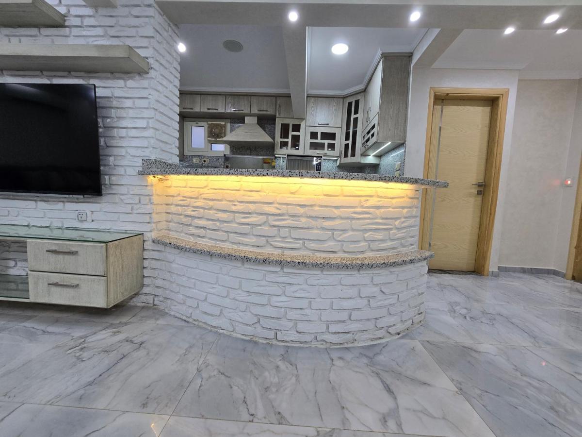 Comfy 2 Bedrooms Apartment in Cairo 98-5 - Hizvo