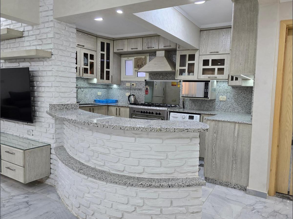 Comfy 2 Bedrooms Apartment in Cairo 98-5 - Hizvo