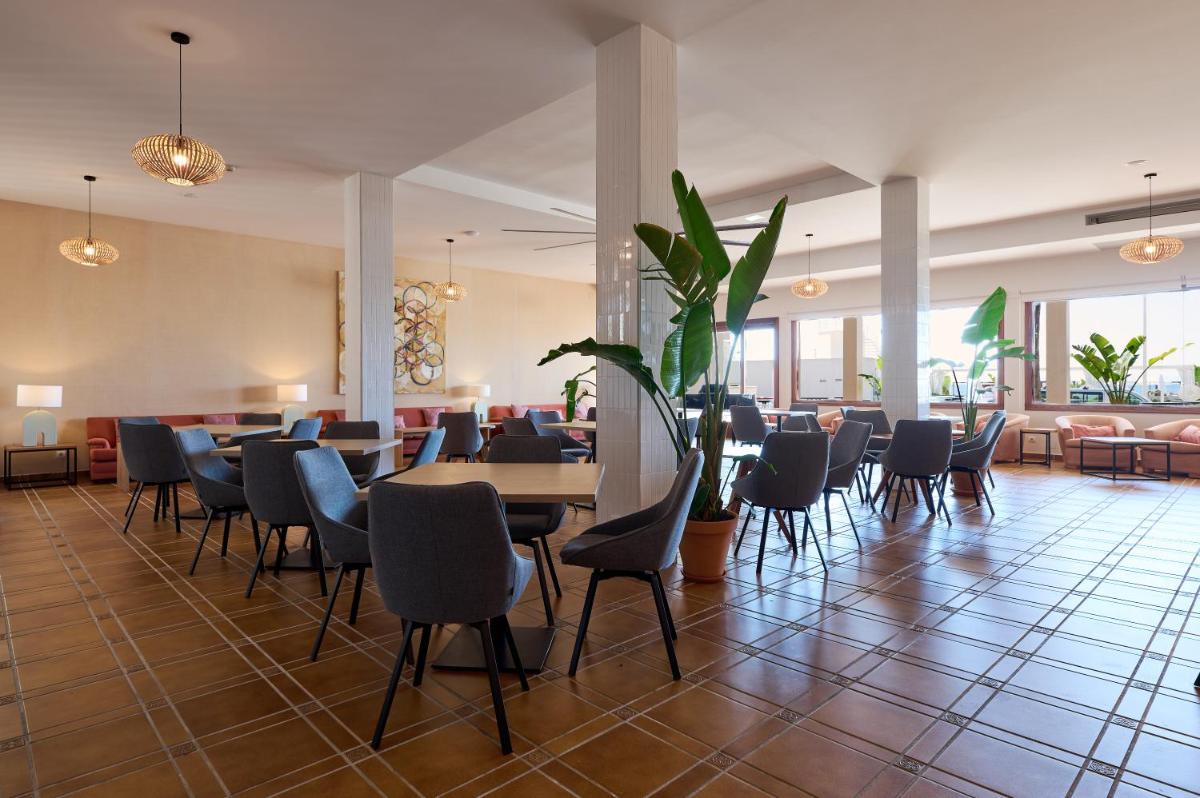 Un restaurante o sitio para comer en AluaSoul Menorca - Adults Only