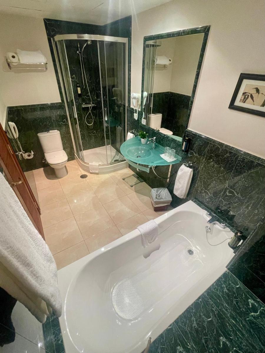 Un baño de Hotel El Rancho