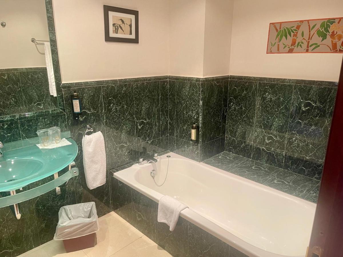Un baño de Hotel El Rancho