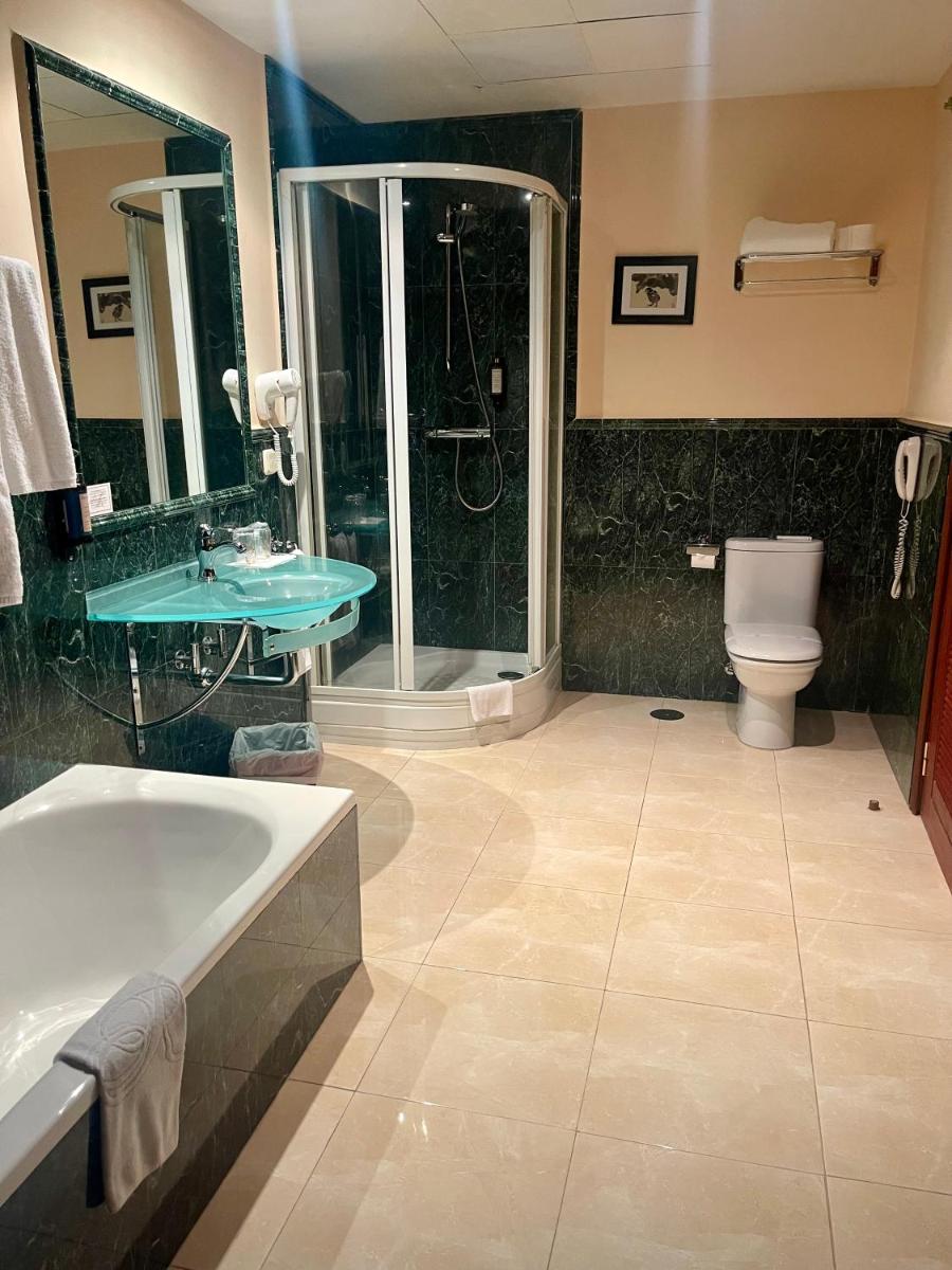 Un baño de Hotel El Rancho