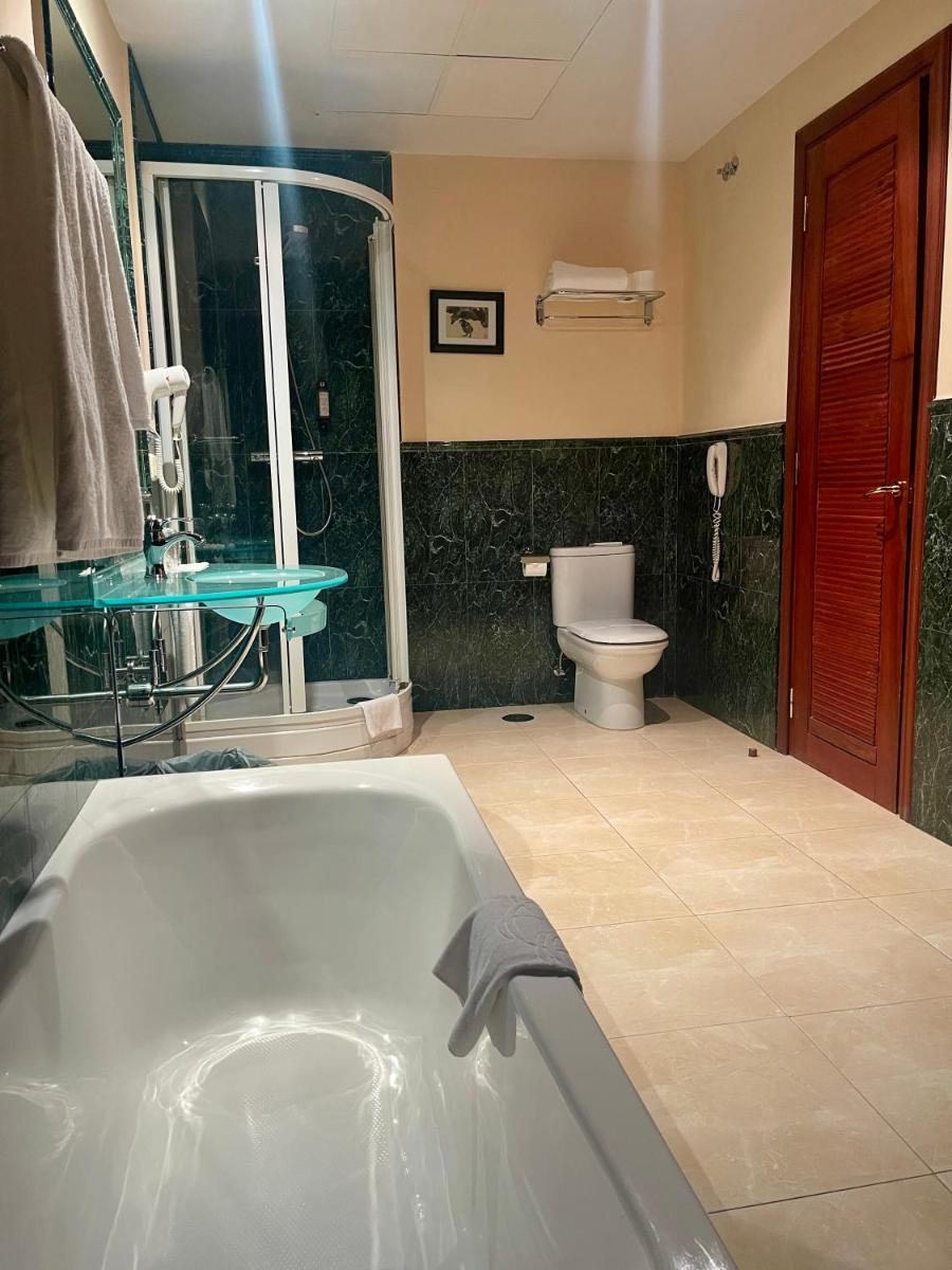 Un baño de Hotel El Rancho