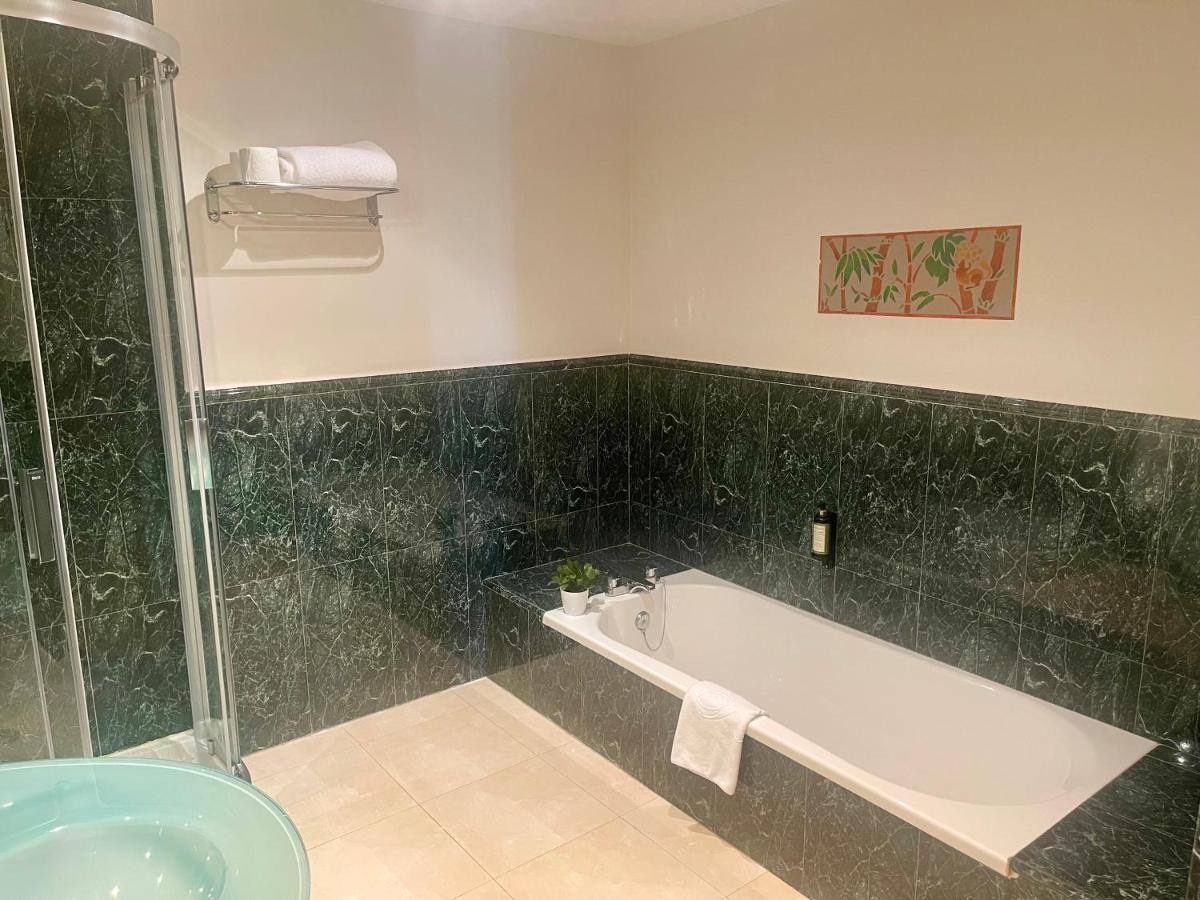 Un baño de Hotel El Rancho