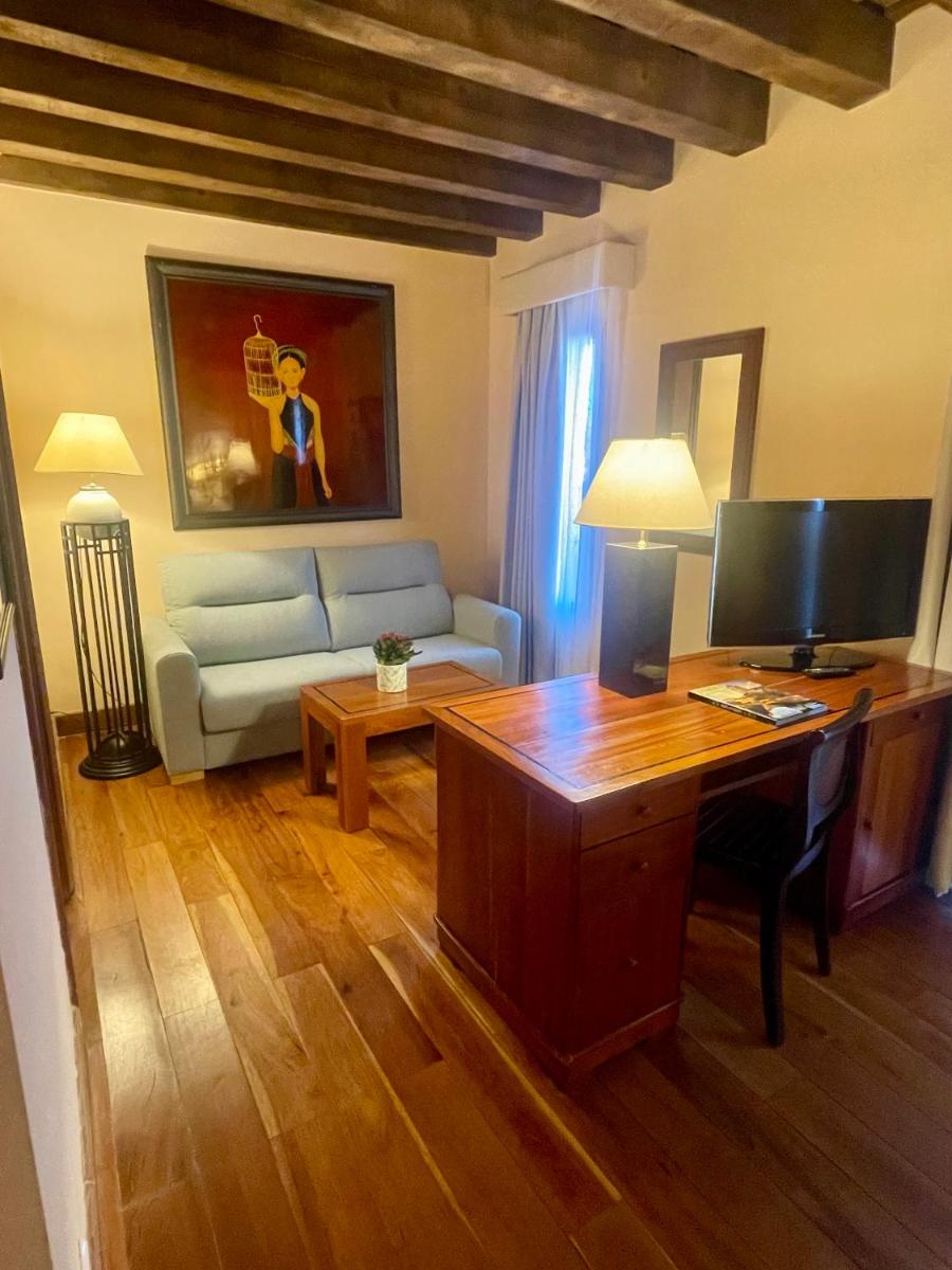 Una televisión o centro de entretenimiento en Hotel El Rancho