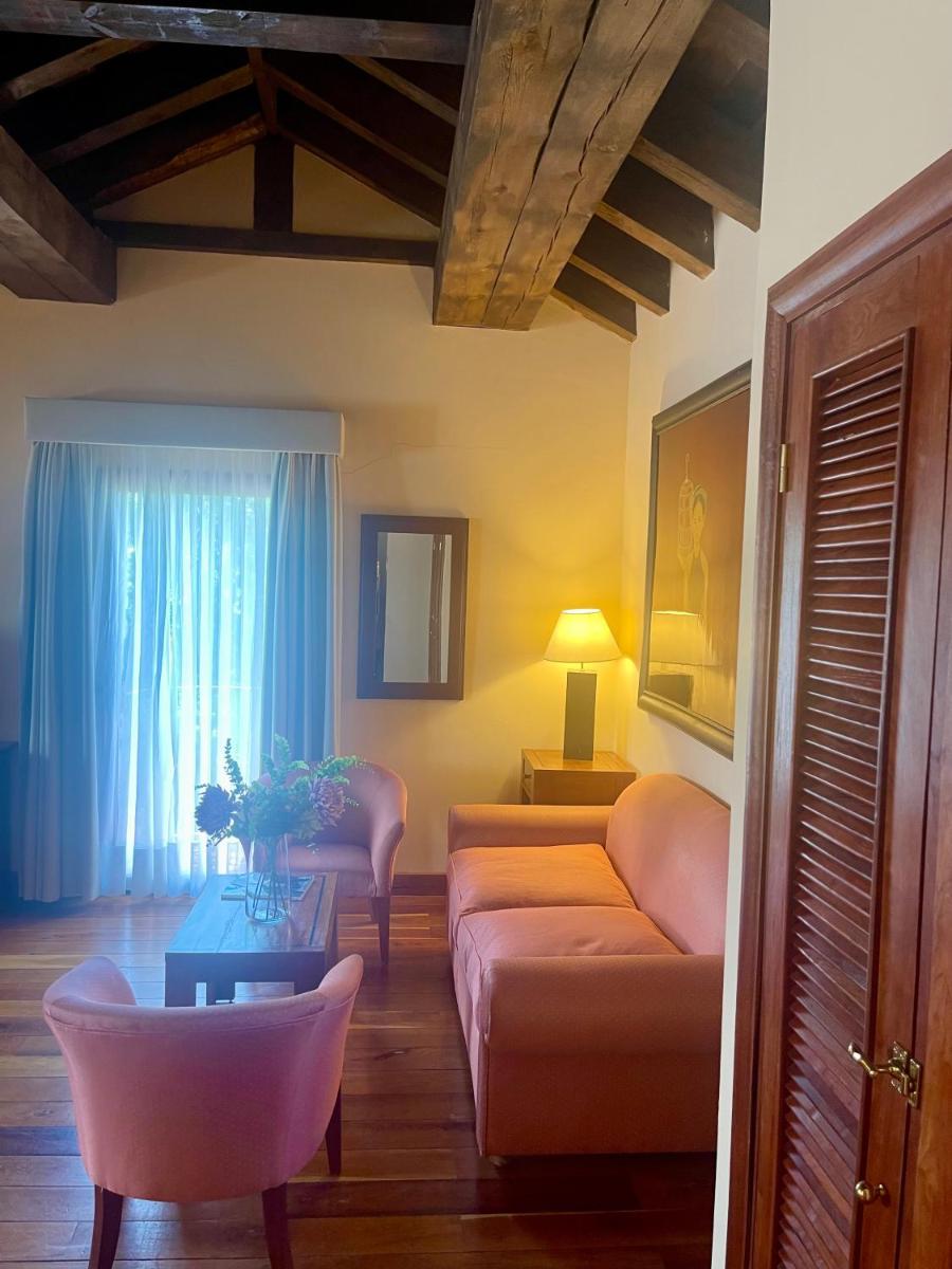 Una televisión o centro de entretenimiento en Hotel El Rancho