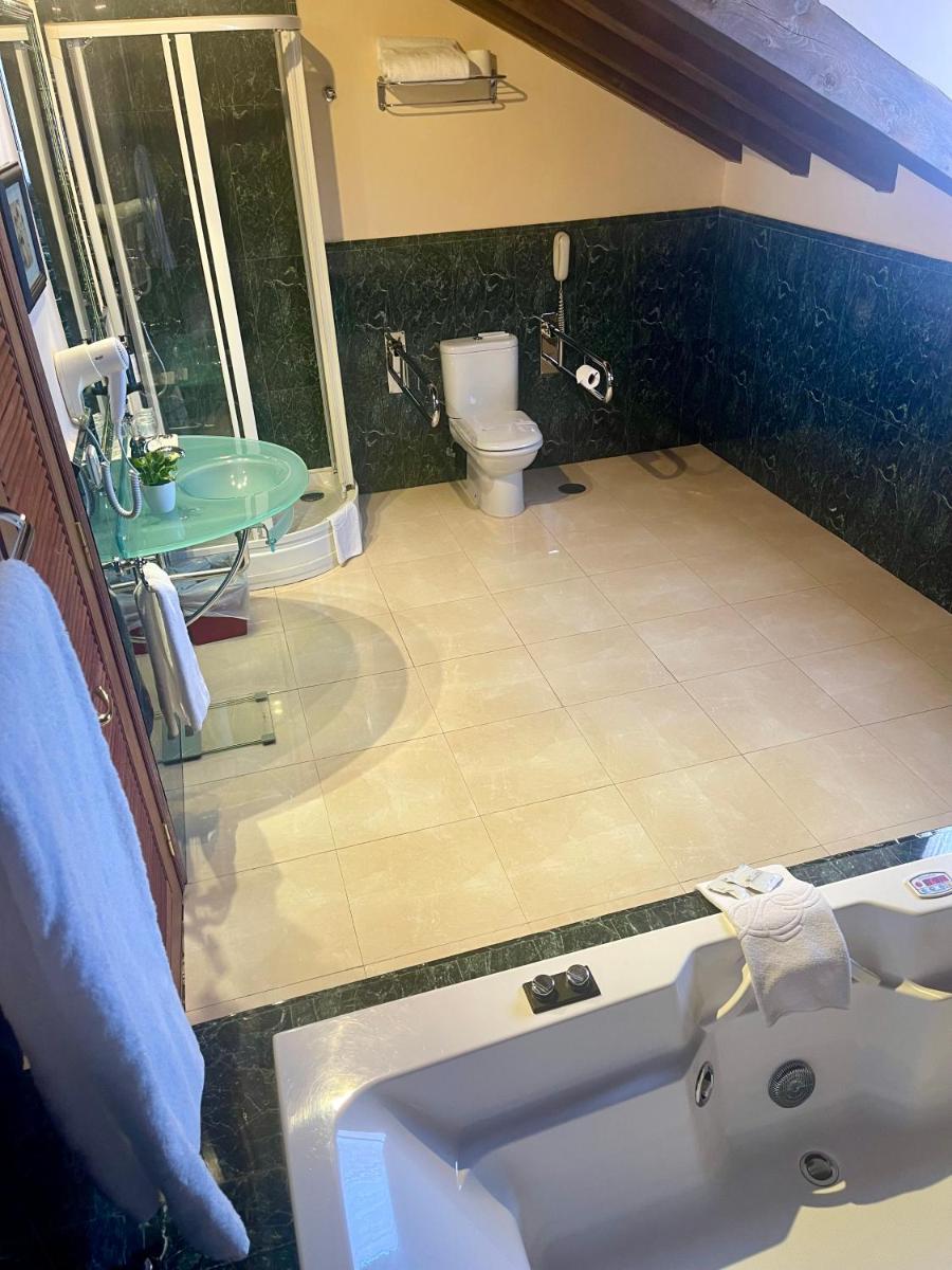 Un baño de Hotel El Rancho