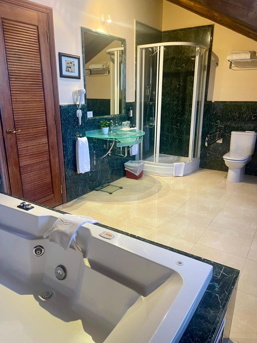 Un baño de Hotel El Rancho