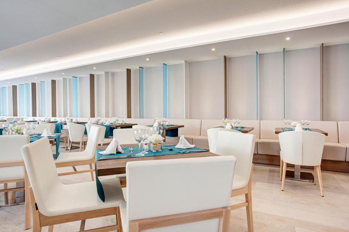 Un restaurante o sitio para comer en Grupotel Farrutx