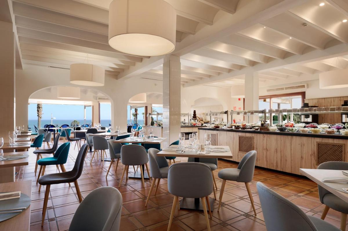 Un restaurante o sitio para comer en AluaSoul Menorca - Adults Only