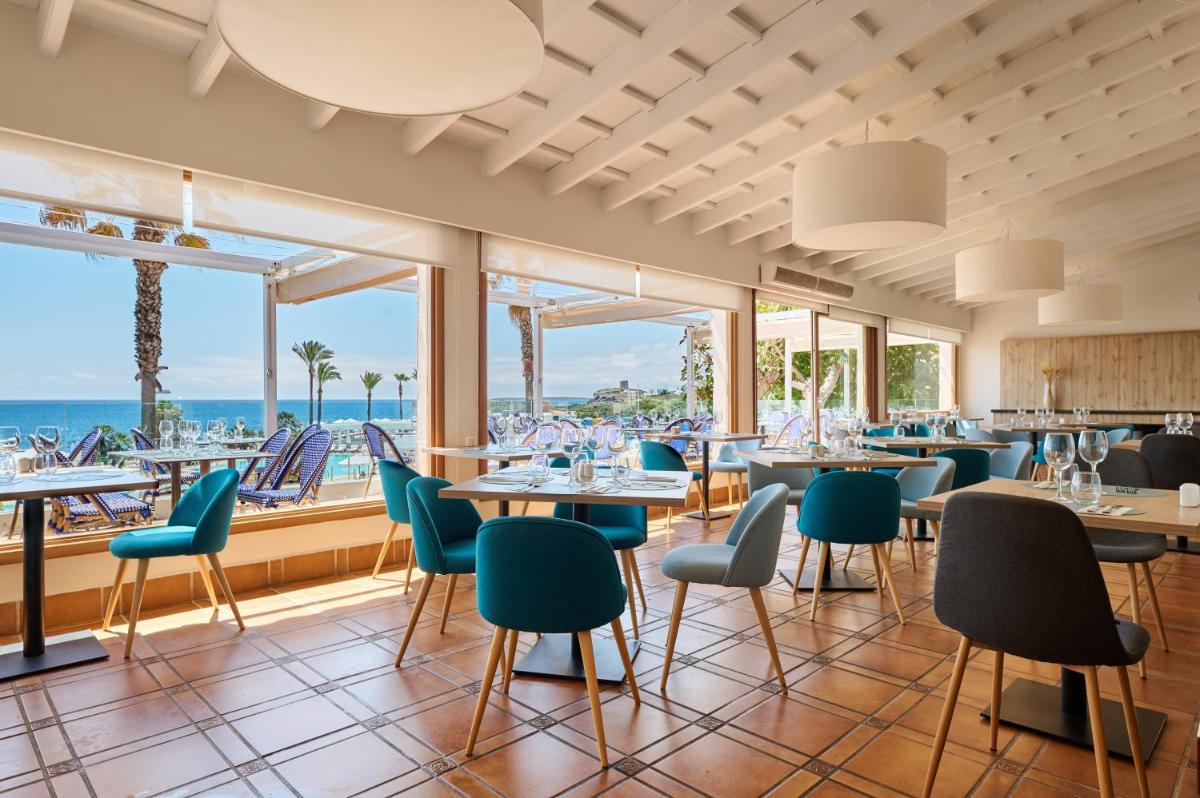 un restaurante con vista al mar en AluaSoul Menorca - Adults Only, en S'Algar 72 fotos más