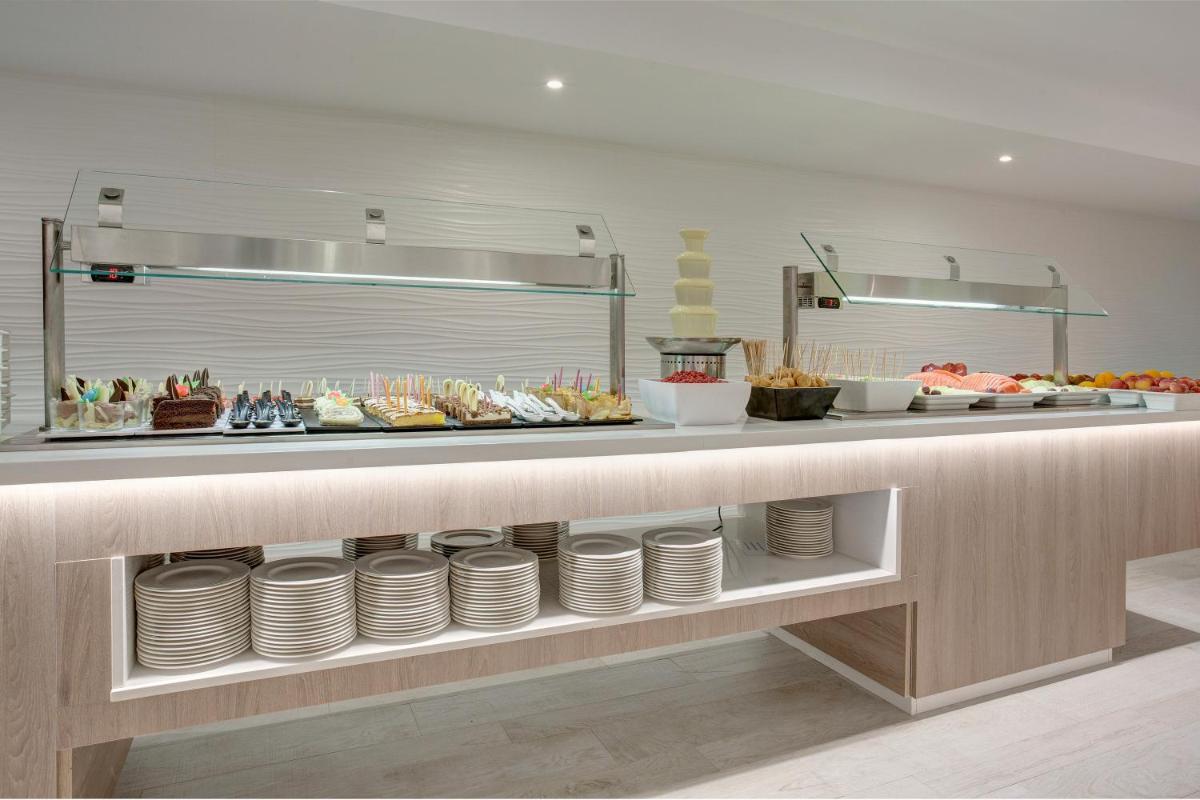 Comida en o cerca de este hotel