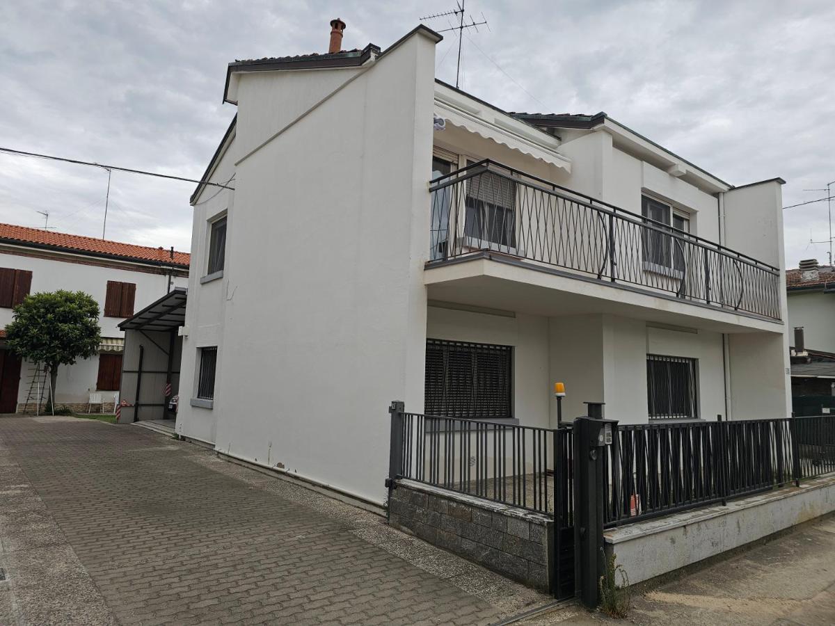 Casa Luminosa in affitto breve a Lugo, zona tranquilla, parcheggio comodo - Housity