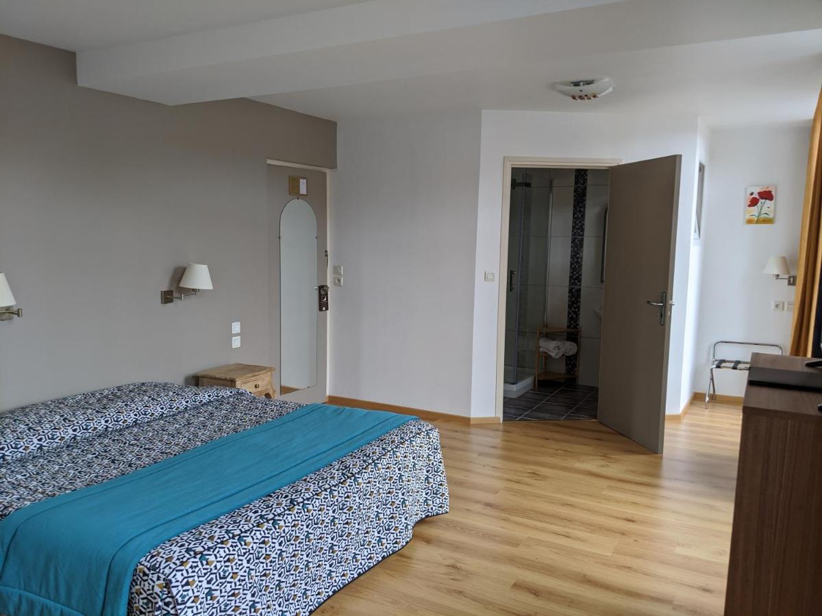 Un ou plusieurs lits dans un hébergement de l'établissement Logis Hôtel Regina