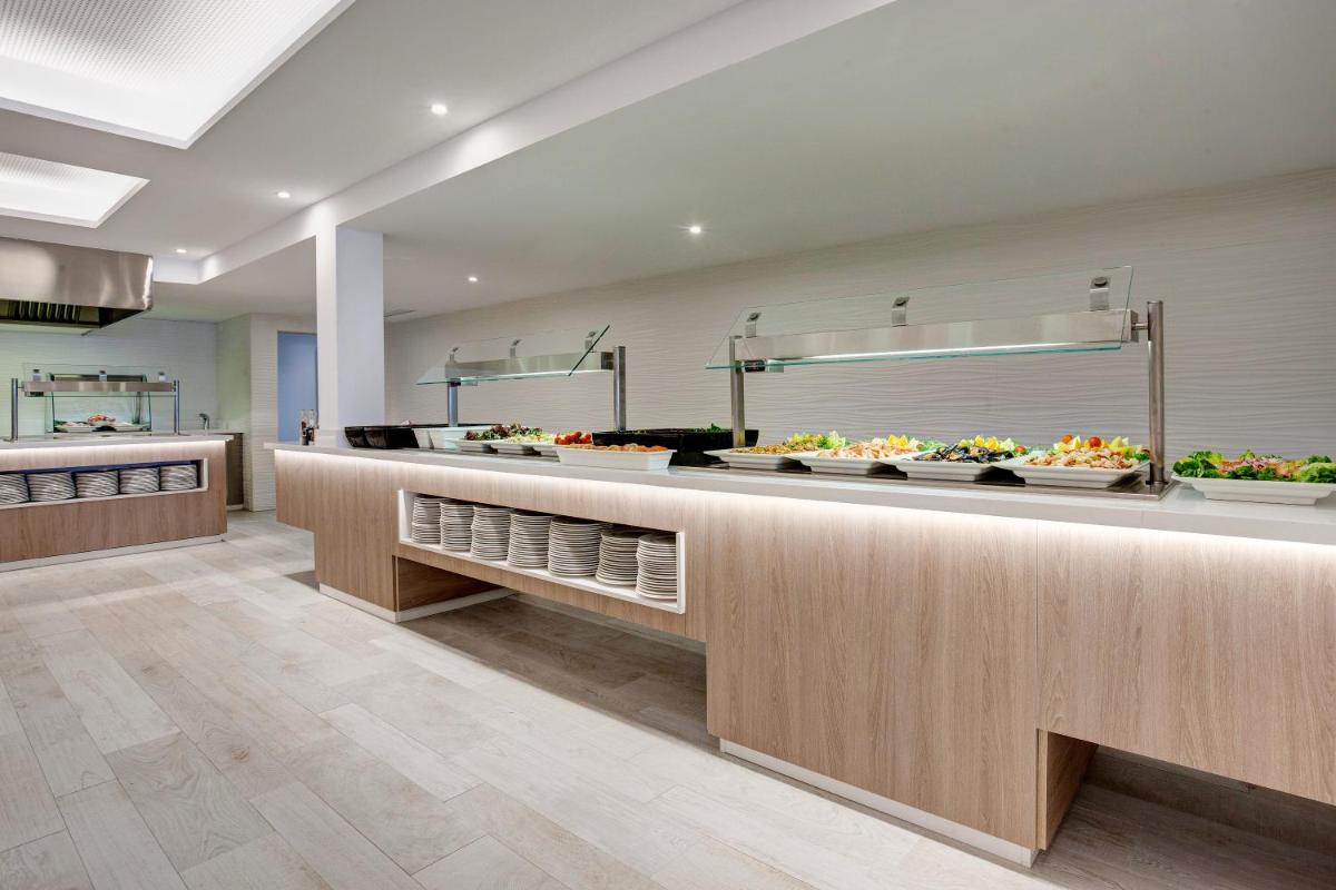 Comida en o cerca de este hotel