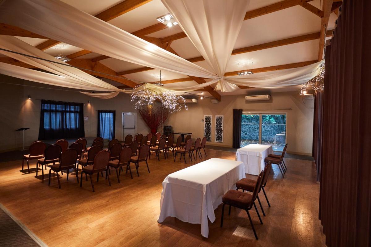 une salle de banquet avec des tables et des chaises dans une pièce dans l'établissement Hôtel 4 étoiles - Restaurants & Spa Périer Du Bignon, à Laval 55 autres photos
