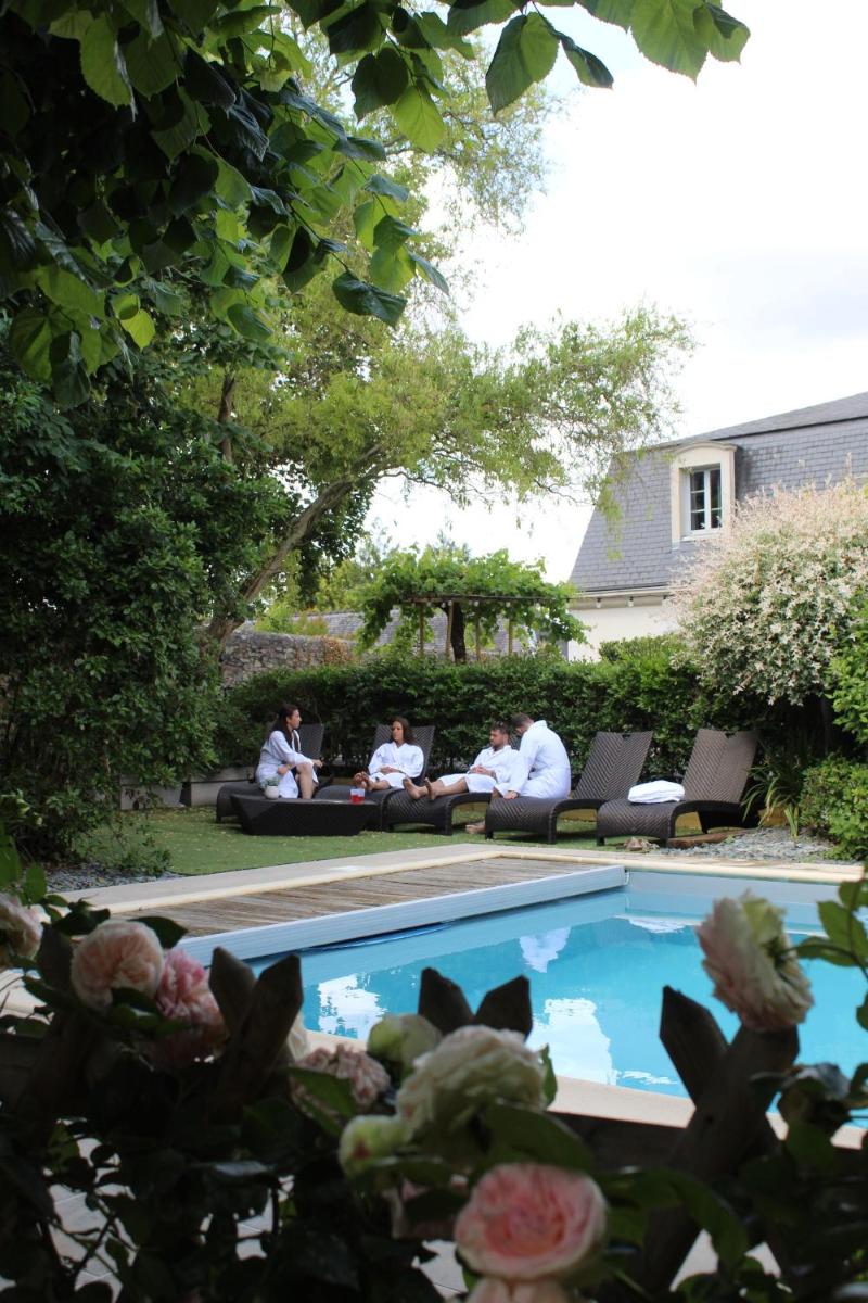 Piscine de l'établissement Hôtel 4 étoiles - Restaurants & Spa Périer Du Bignon ou située à proximité