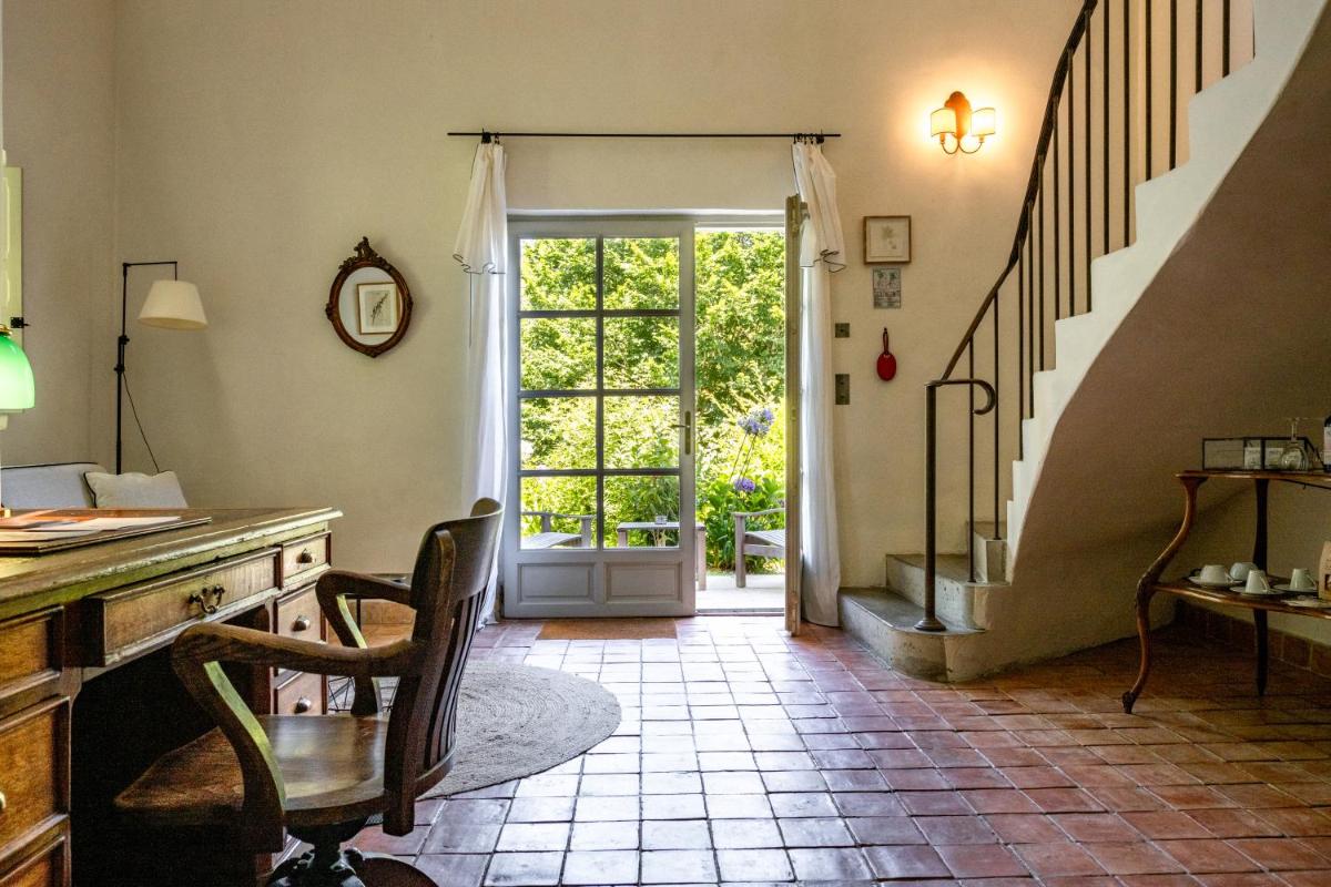 - un salon avec un escalier et une porte dans l'établissement Auberge Ostapé, à Bidarray