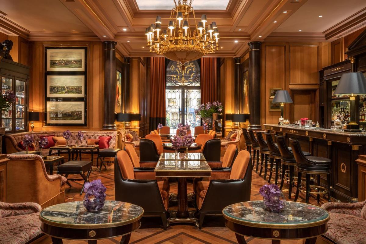 Coin salon dans l'établissement Four Seasons Hotel George V Paris