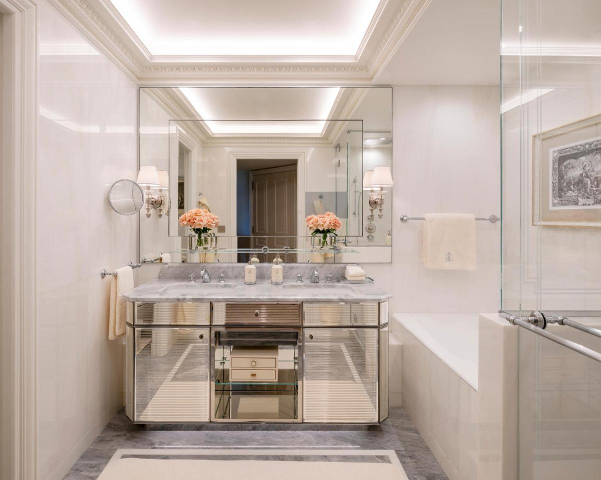 Salle de bains dans l'établissement Four Seasons Hotel George V Paris
