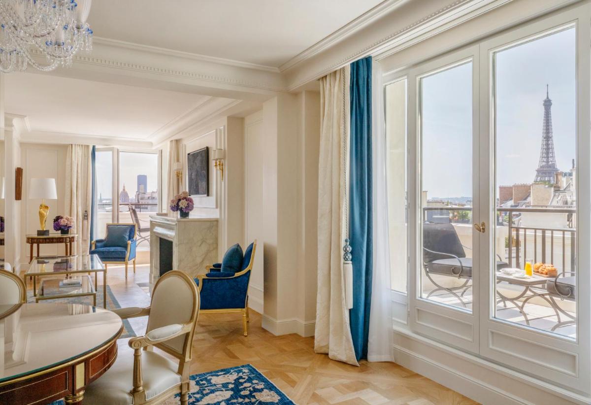 Coin salon dans l'établissement Four Seasons Hotel George V Paris