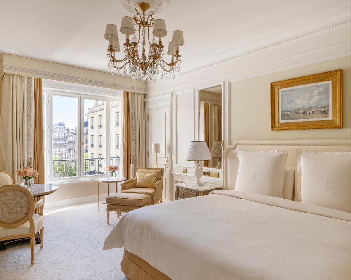 Un ou plusieurs lits dans un hébergement de l'établissement Four Seasons Hotel George V Paris