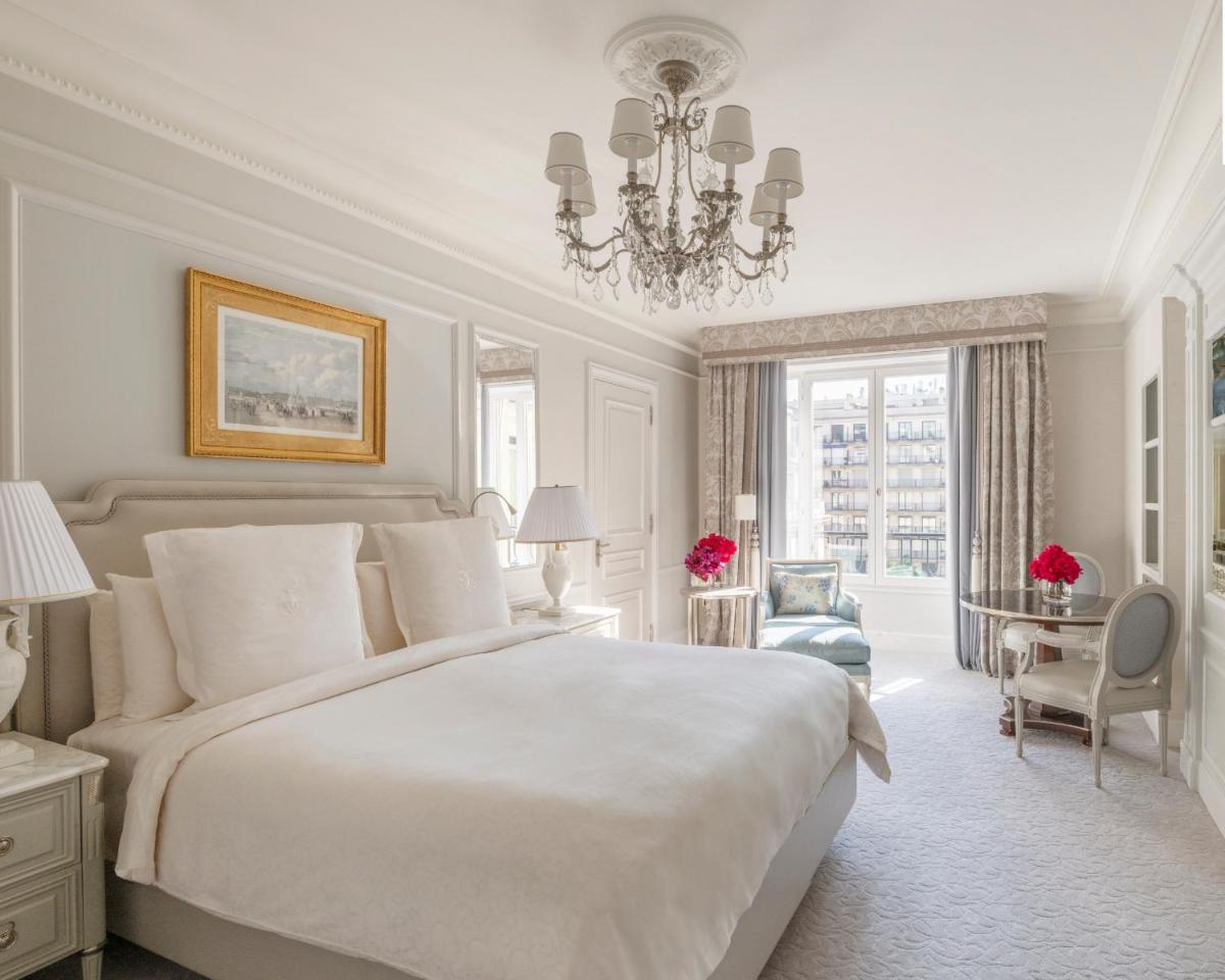Un ou plusieurs lits dans un hébergement de l'établissement Four Seasons Hotel George V Paris