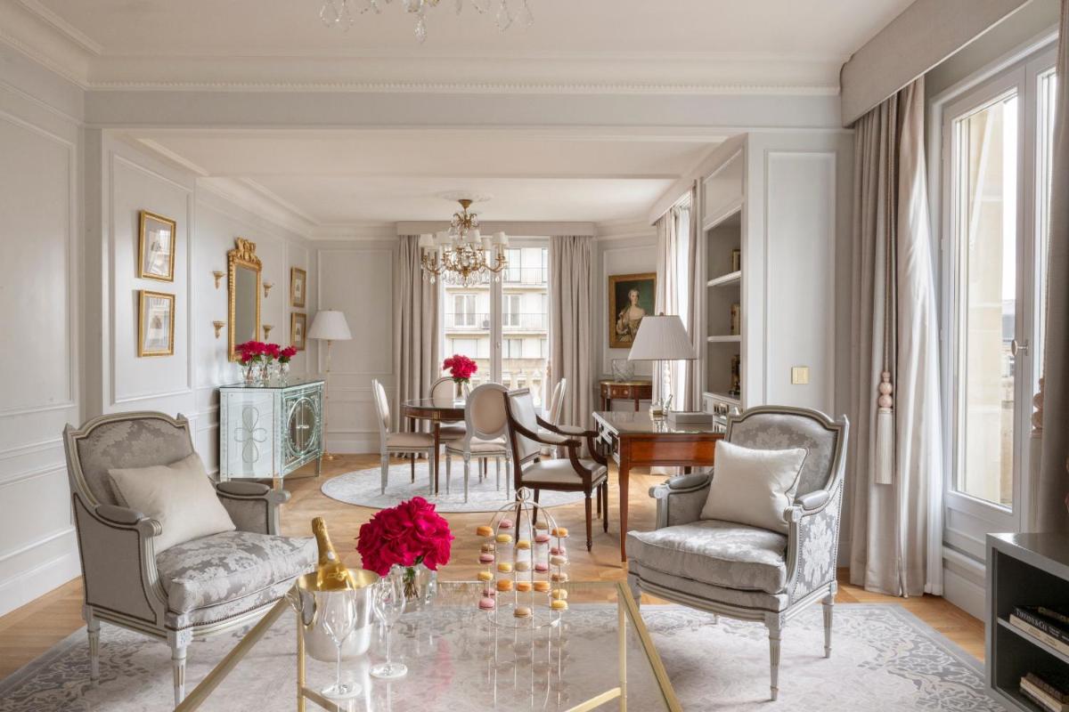 Coin salon dans l'établissement Four Seasons Hotel George V Paris