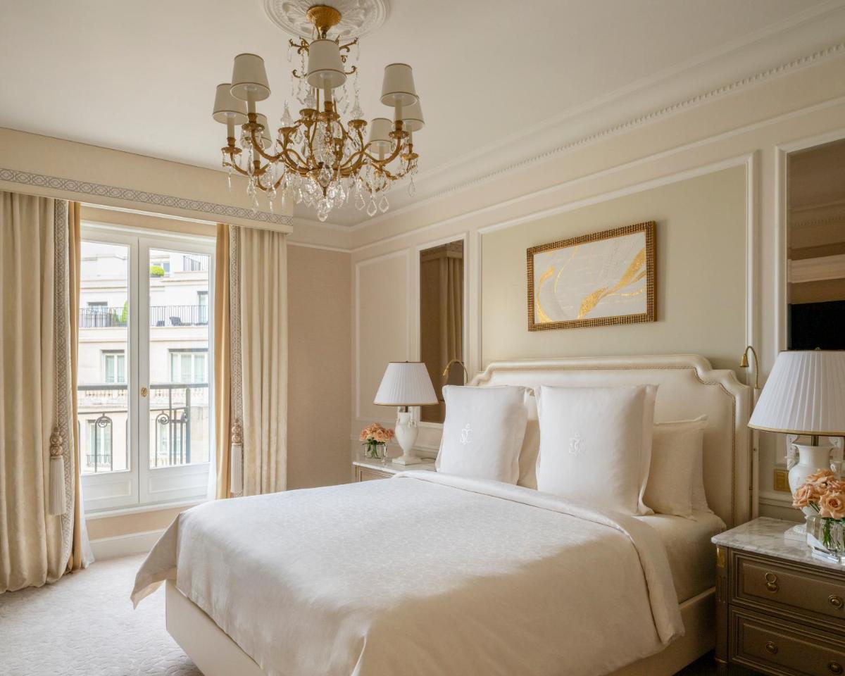 Un ou plusieurs lits dans un hébergement de l'établissement Four Seasons Hotel George V Paris