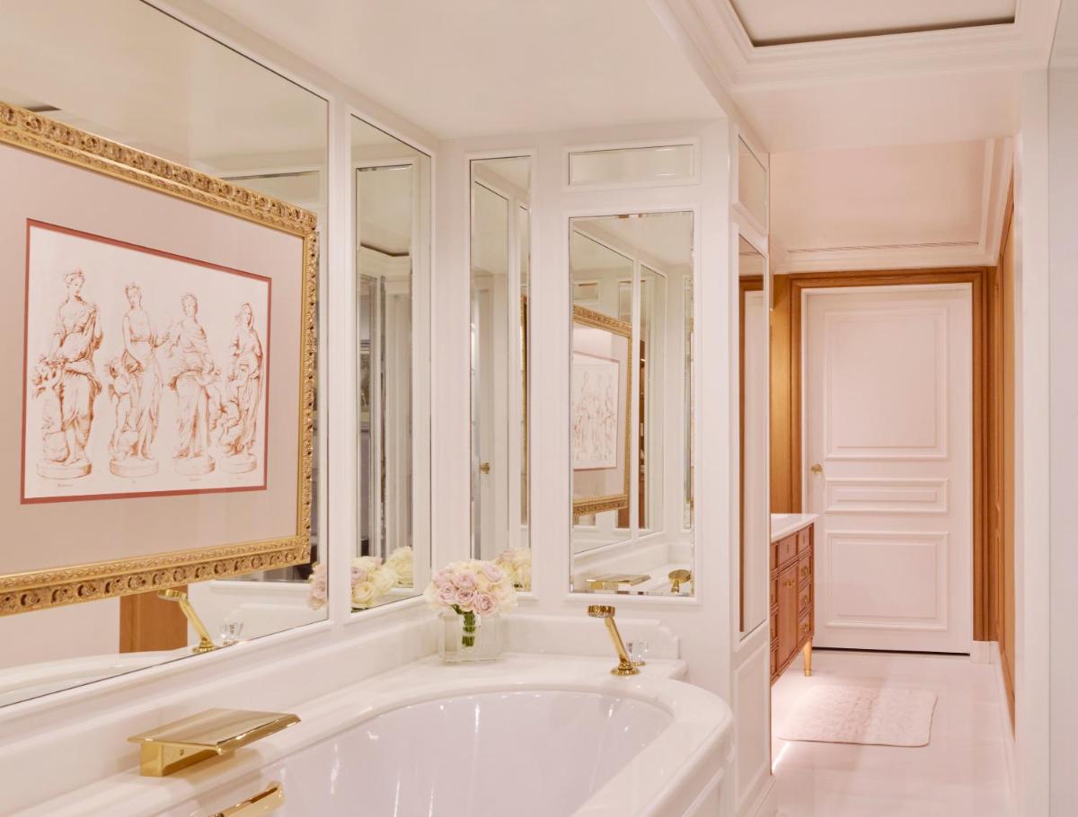 Salle de bains dans l'établissement Four Seasons Hotel George V Paris