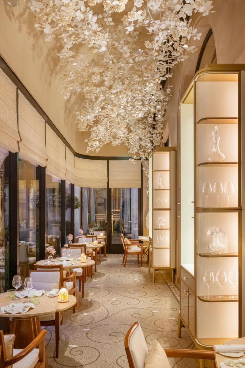 Coin salon dans l'établissement Four Seasons Hotel George V Paris