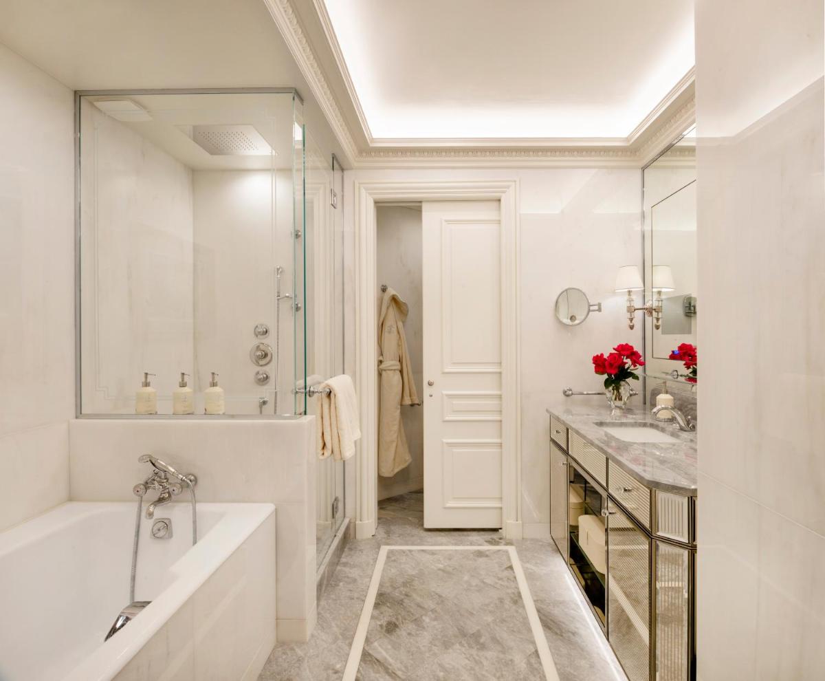 Salle de bains dans l'établissement Four Seasons Hotel George V Paris