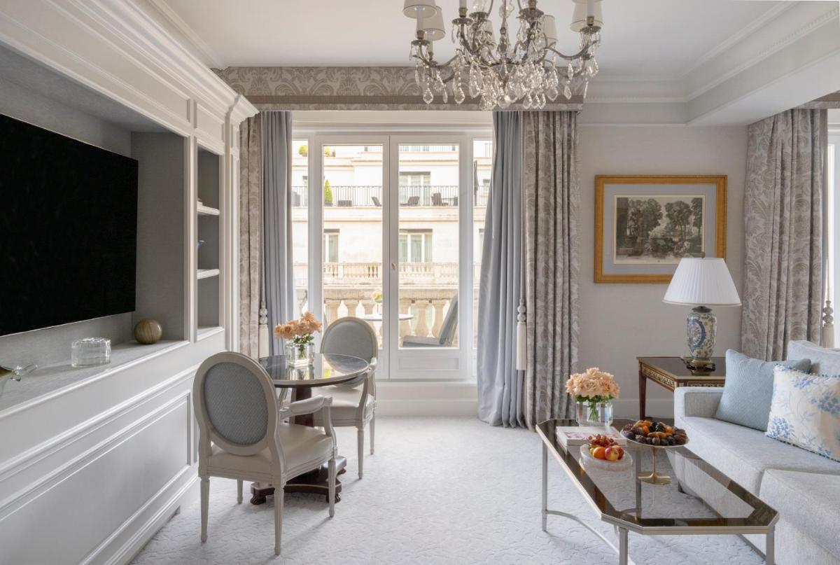 Coin salon dans l'établissement Four Seasons Hotel George V Paris