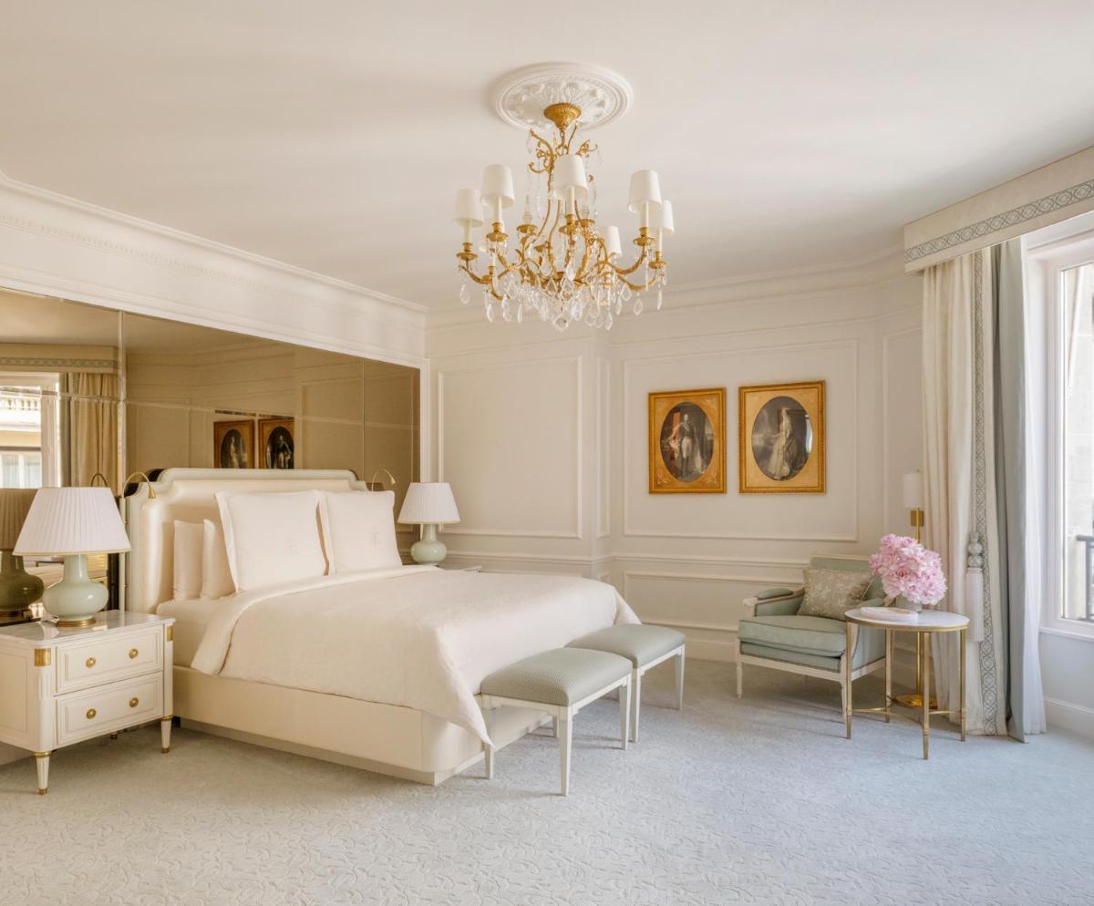 Coin salon dans l'établissement Four Seasons Hotel George V Paris