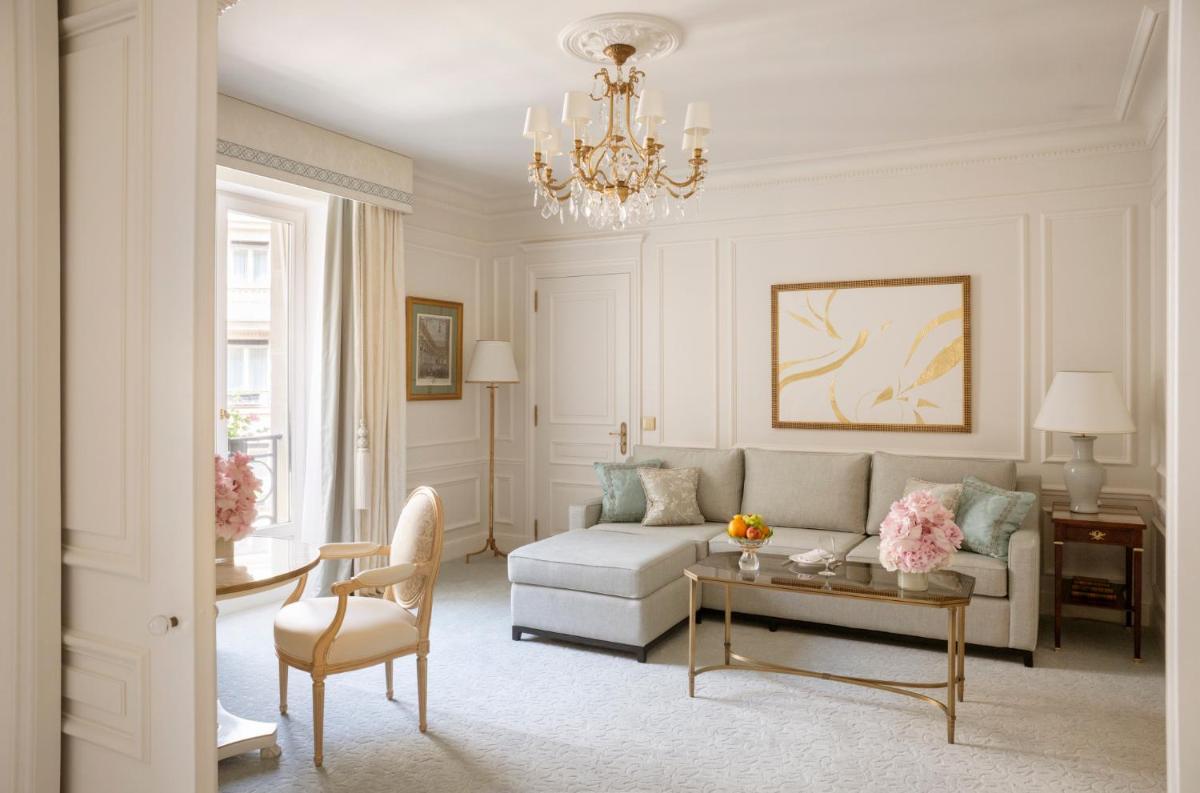 Coin salon dans l'établissement Four Seasons Hotel George V Paris