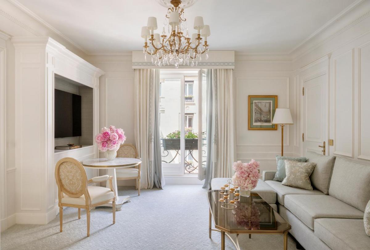 Coin salon dans l'établissement Four Seasons Hotel George V Paris