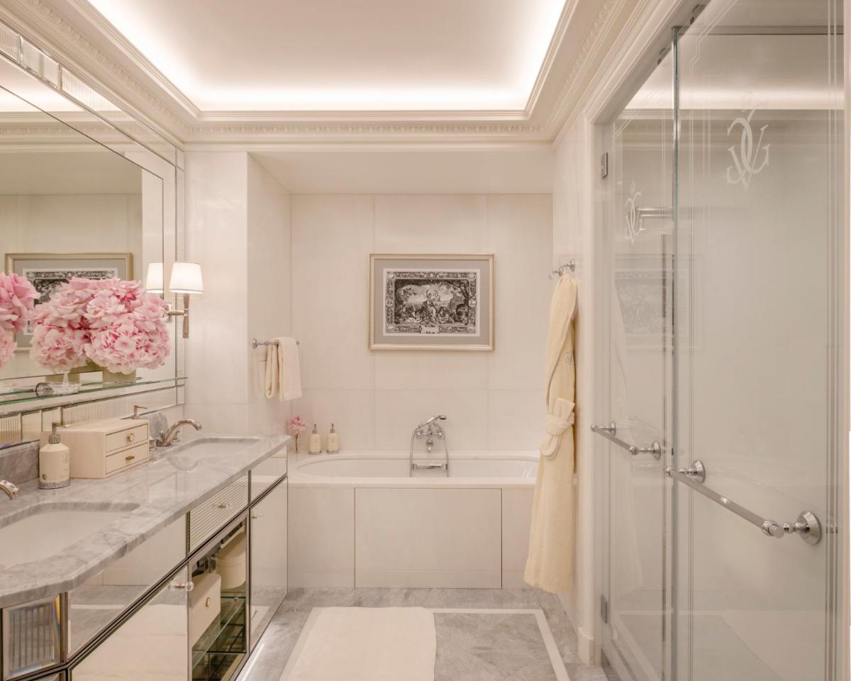 Salle de bains dans l'établissement Four Seasons Hotel George V Paris