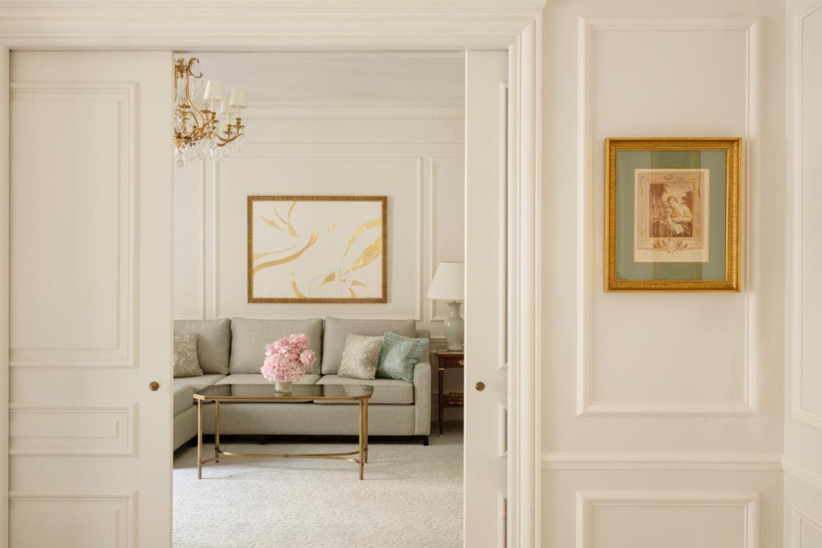 Coin salon dans l'établissement Four Seasons Hotel George V Paris