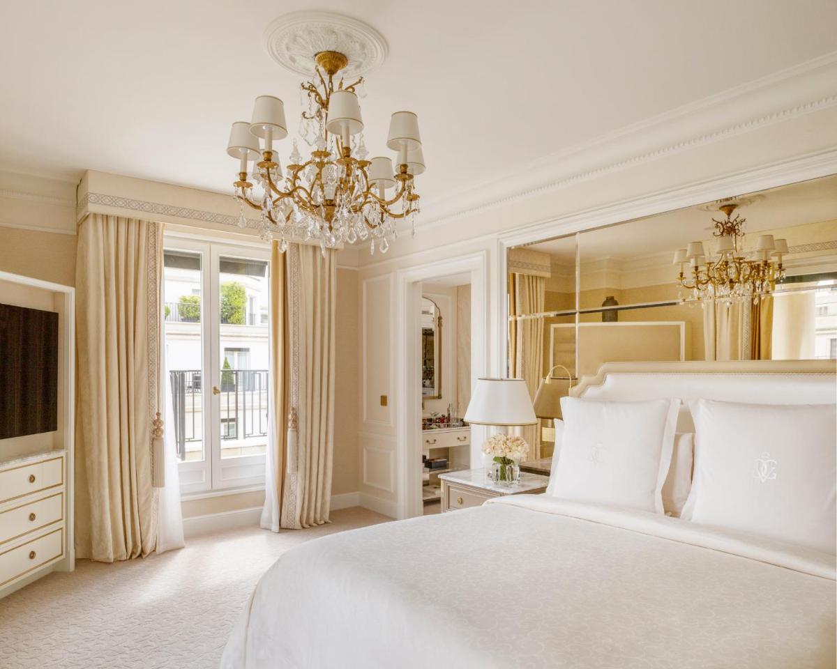 Un ou plusieurs lits dans un hébergement de l'établissement Four Seasons Hotel George V Paris