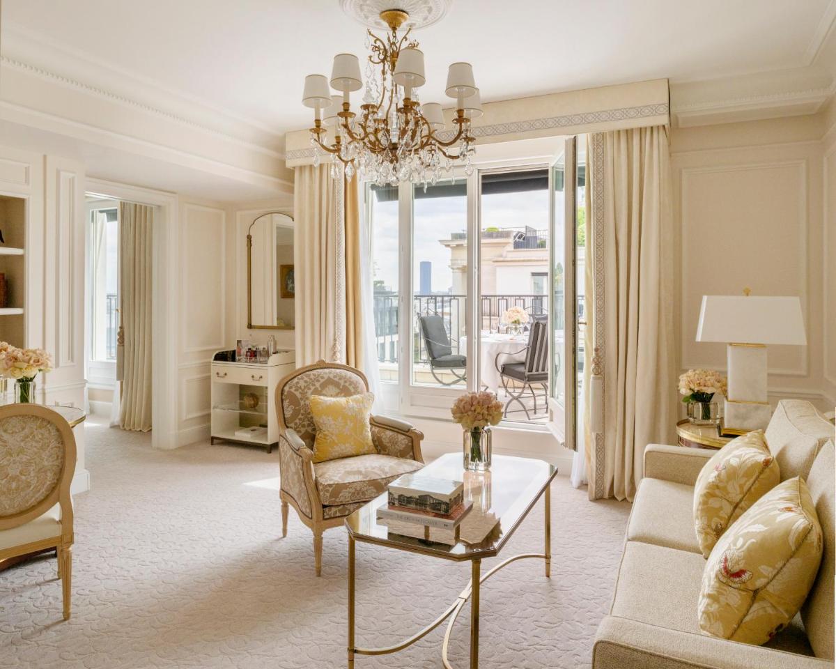 Coin salon dans l'établissement Four Seasons Hotel George V Paris